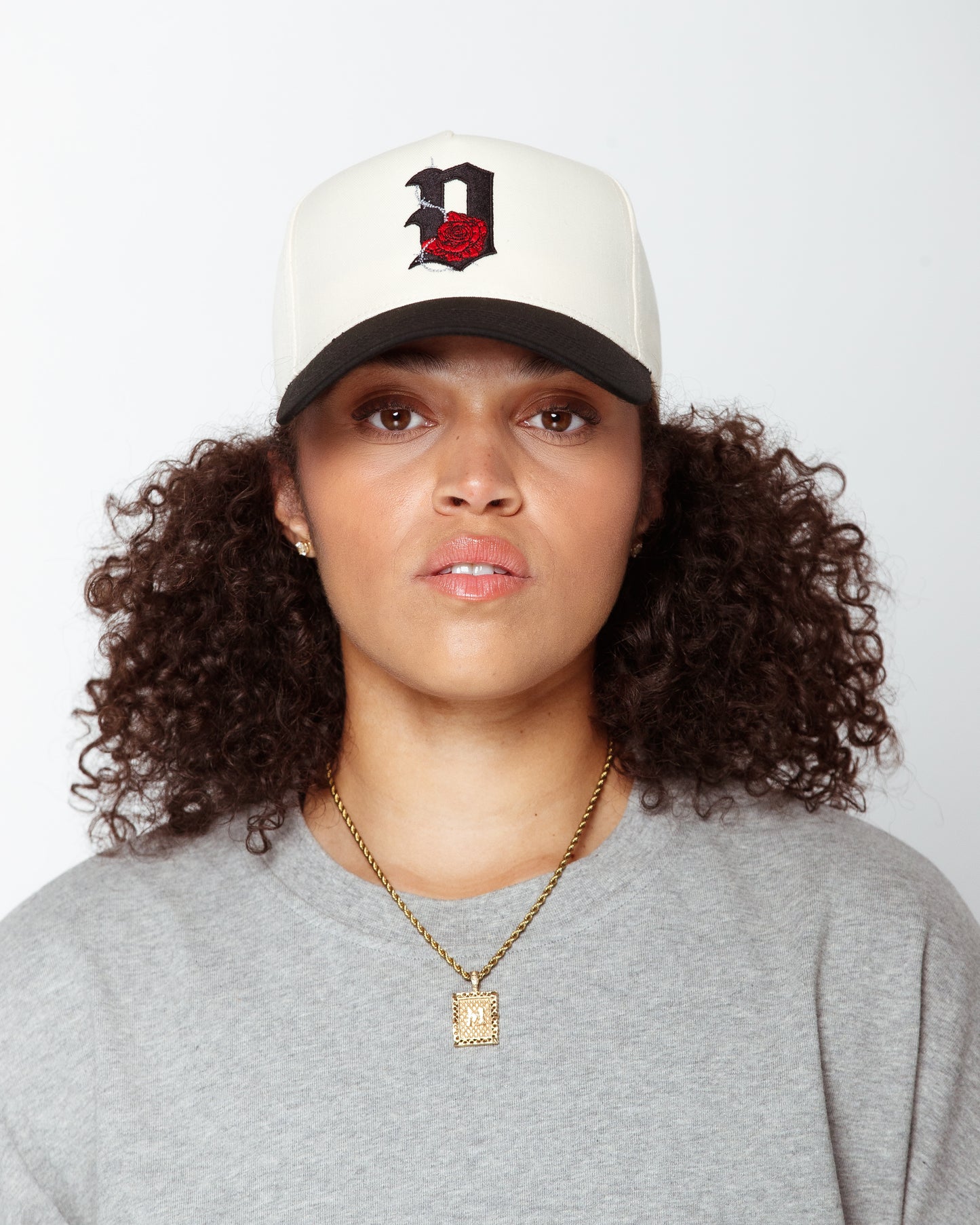 Stitched "D'Rose" Snapback in off-white/ black