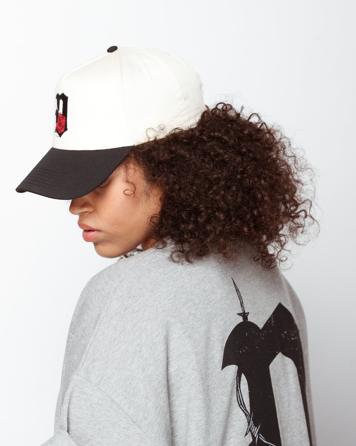 Stitched "D'Rose" Snapback in off-white/ black