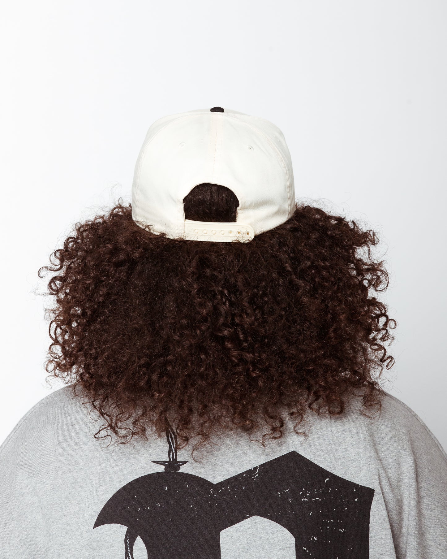 Stitched "D'Rose" Snapback in off-white/ black