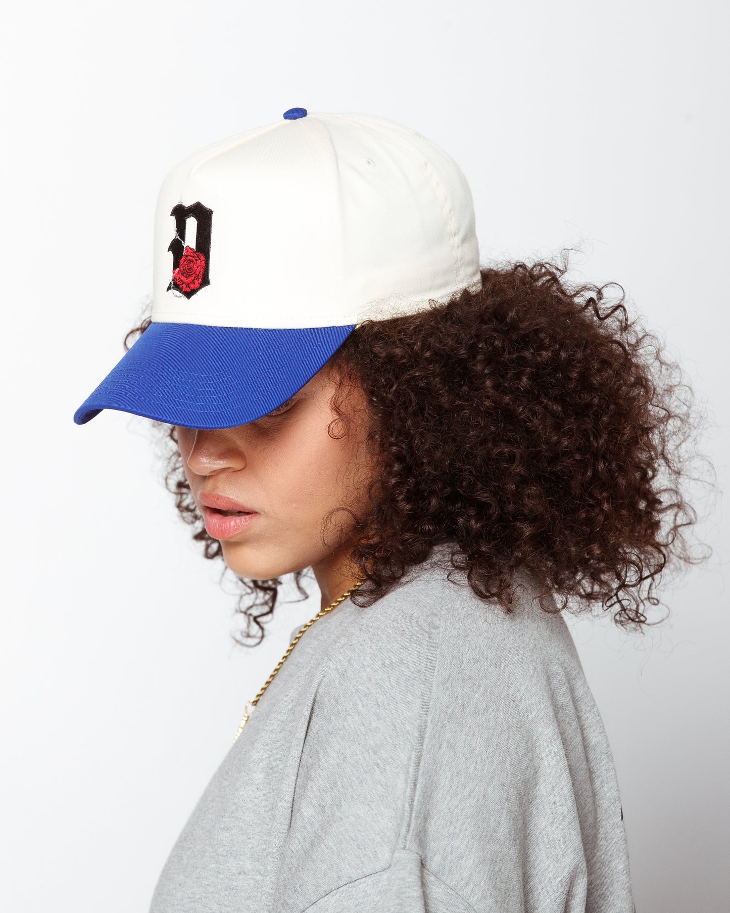 Stitched "D'Rose" Snapback in off-white/ royal blue