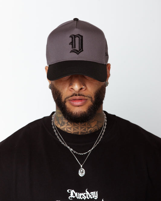 Embroidered "Dagger D" snapback in dark grey/ black