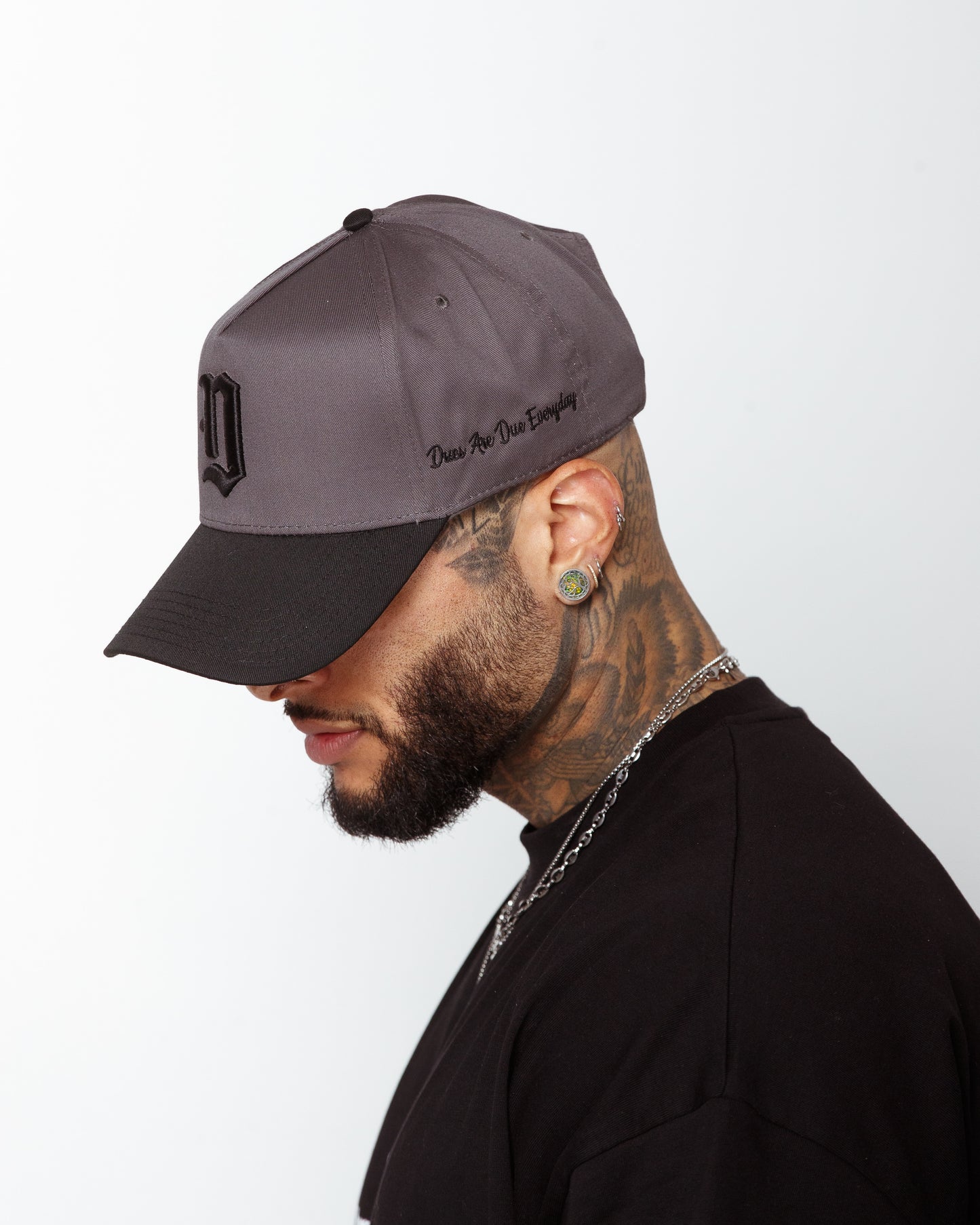 Embroidered "Dagger D" snapback in dark grey/ black