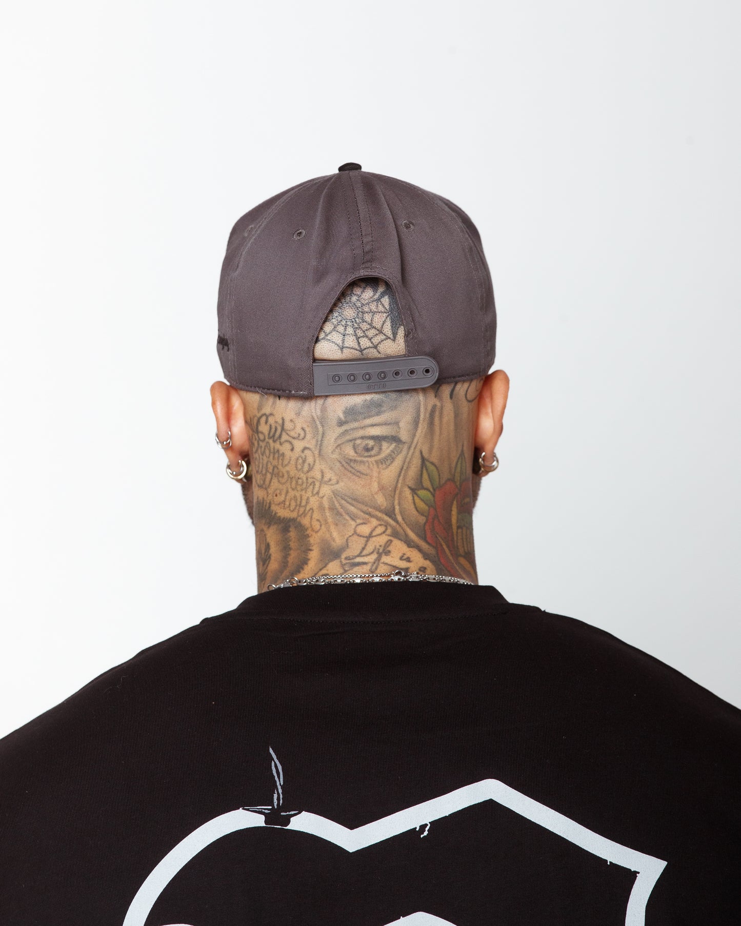 Embroidered "Dagger D" snapback in dark grey/ black