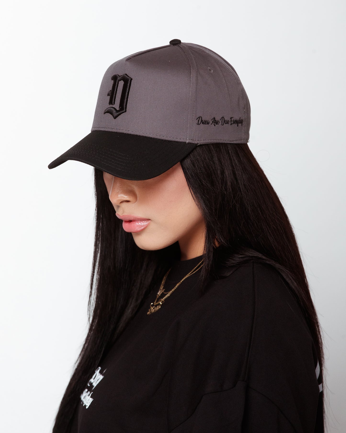 Embroidered "Dagger D" snapback in dark grey/ black