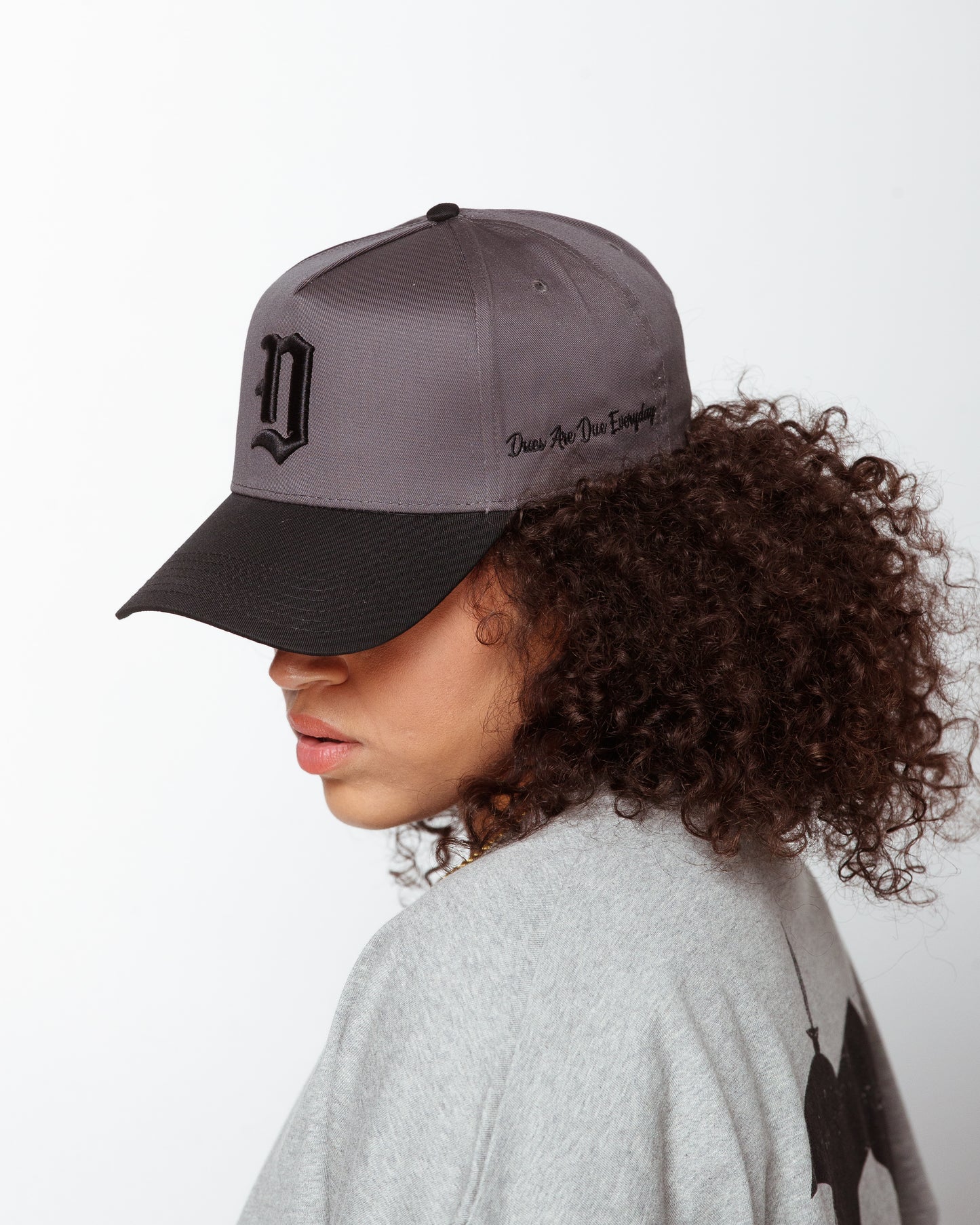 Embroidered "Dagger D" snapback in dark grey/ black