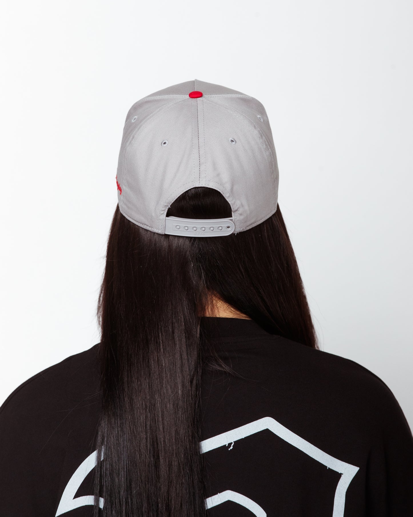 Embroidered "Dagger D" snapback in light grey/ red