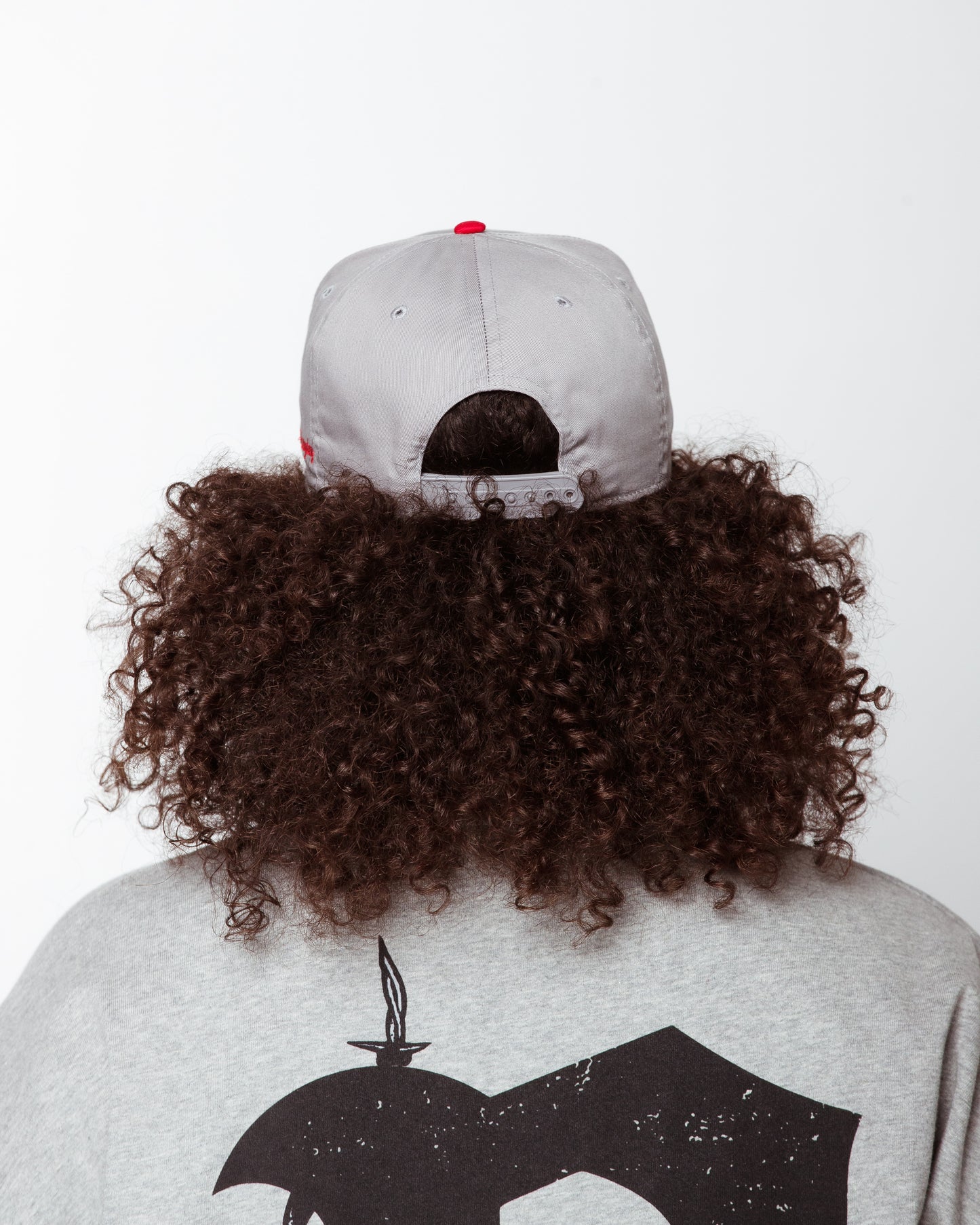 Embroidered "Dagger D" snapback in light grey/ red