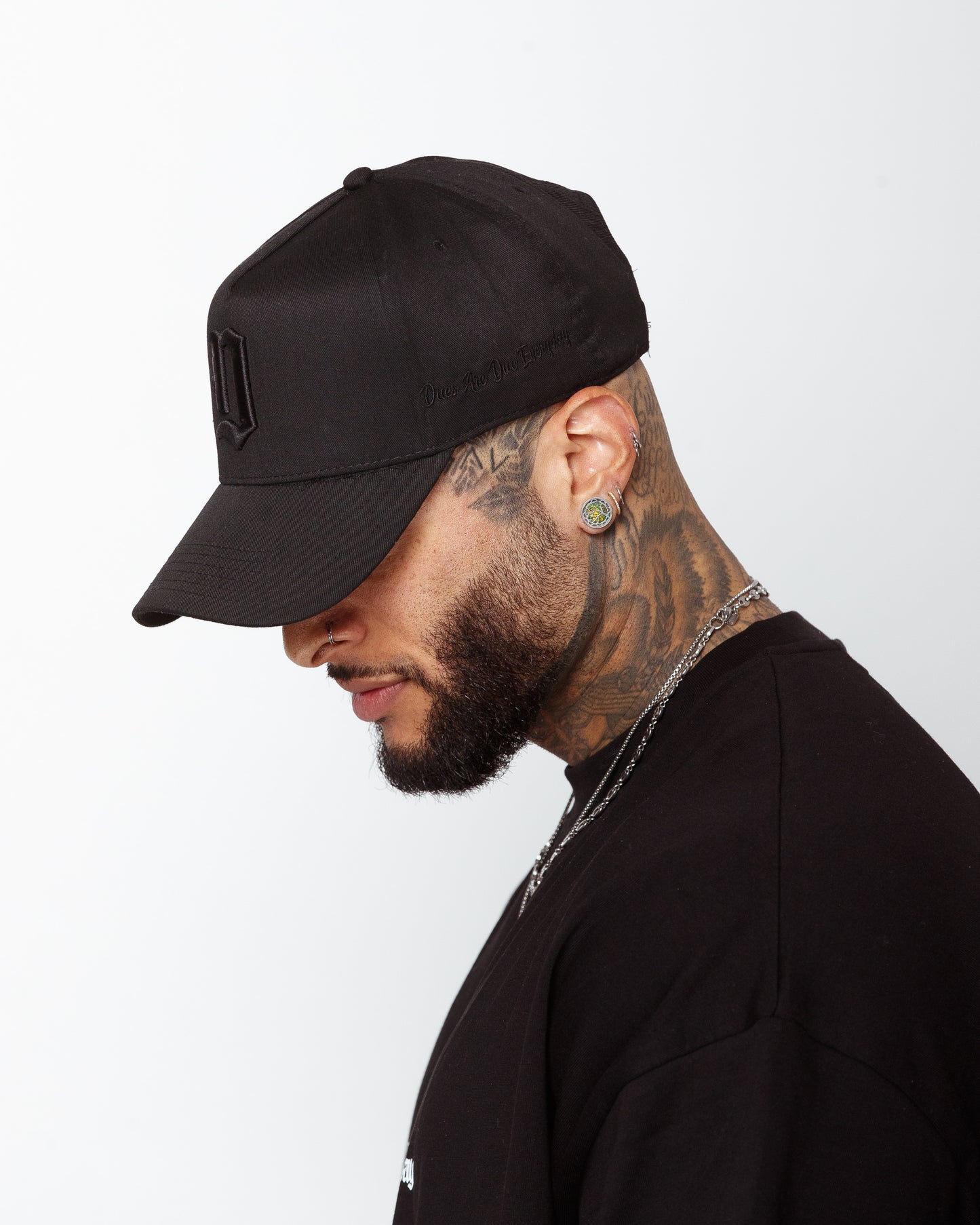 Embroidered "Dagger D" snapback in black