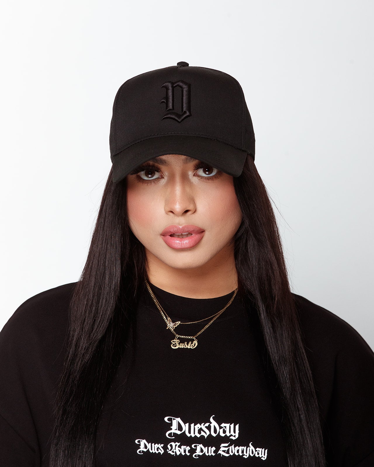 Embroidered "Dagger D" snapback in black