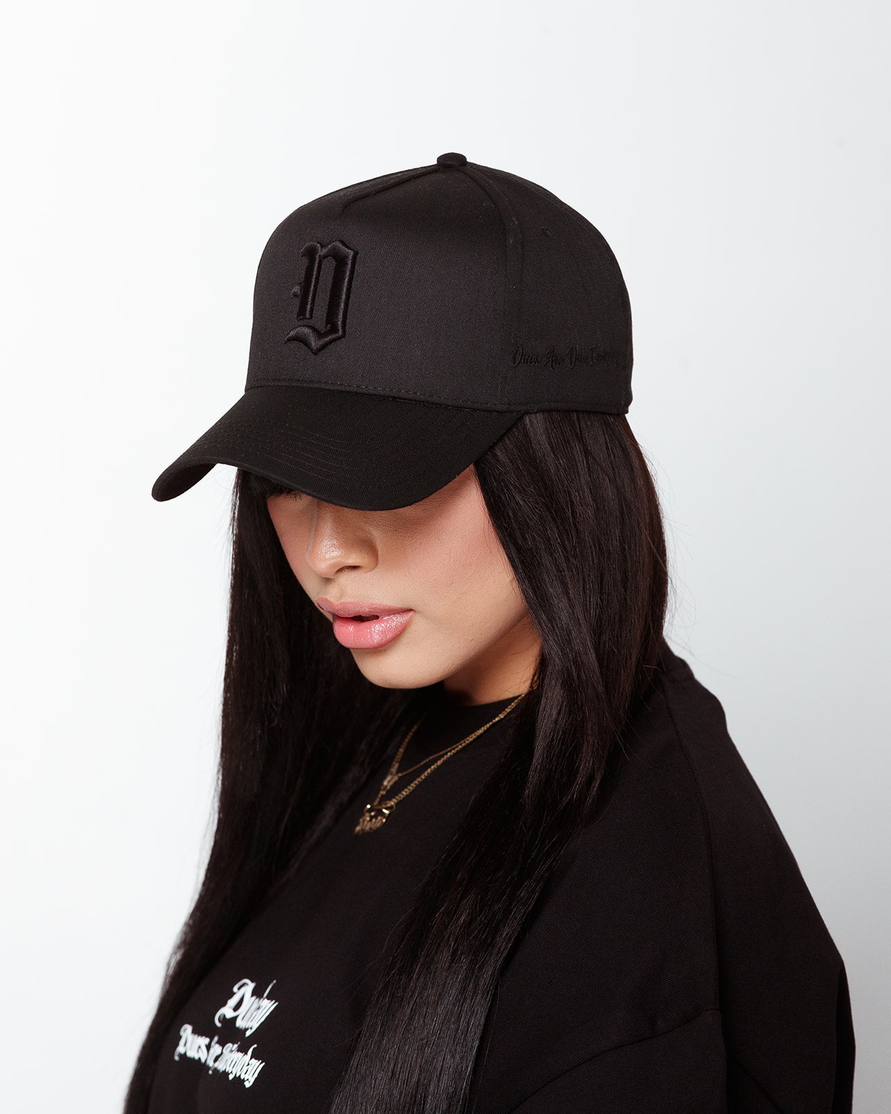 Embroidered "Dagger D" snapback in black