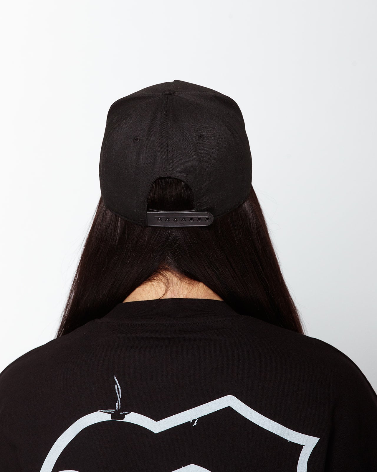 Embroidered "Dagger D" snapback in black