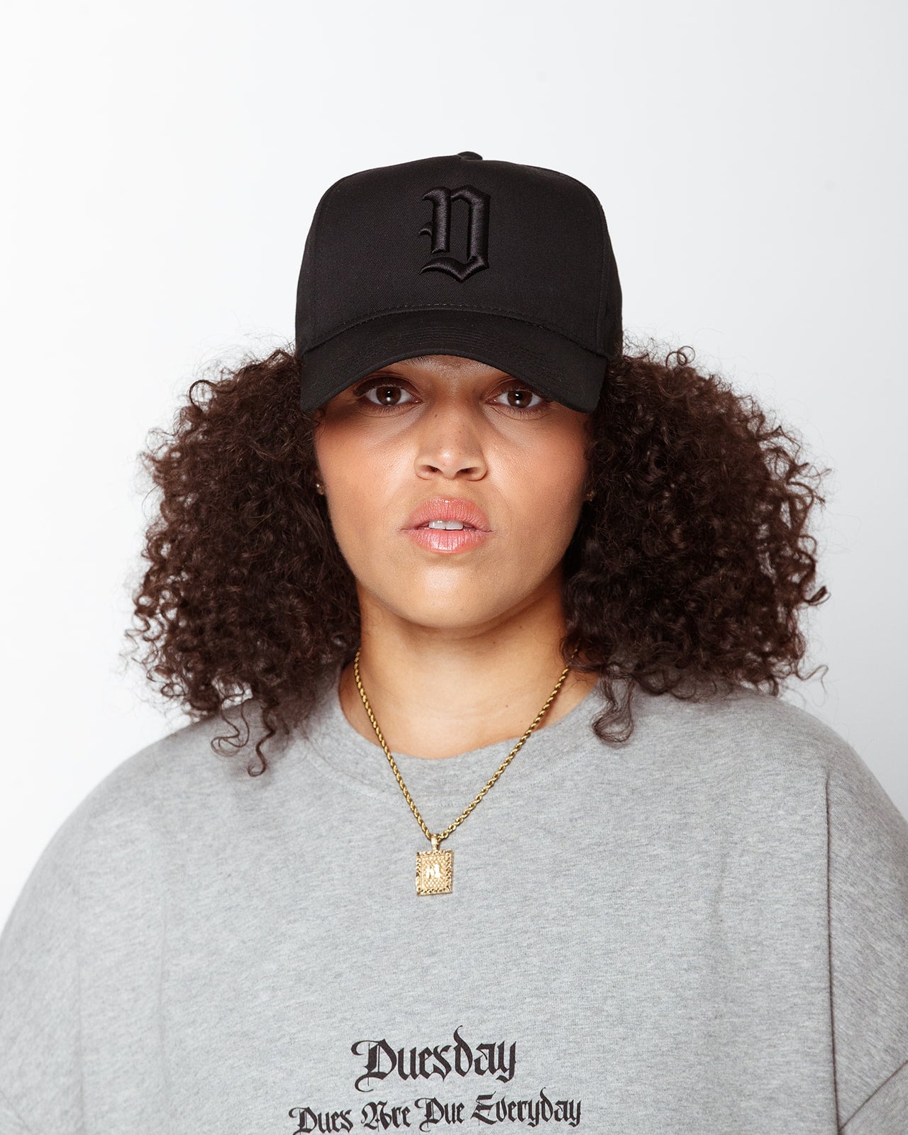 Embroidered "Dagger D" snapback in black